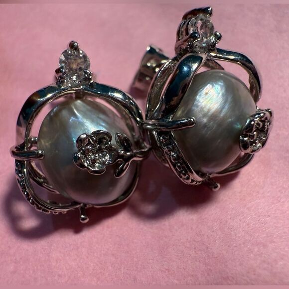 Baroque Pearl Flower Stud Earrings Silver Tone
New - Picture 14 of 17
